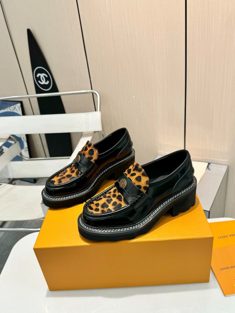 l0vis Vvtt0n loafers